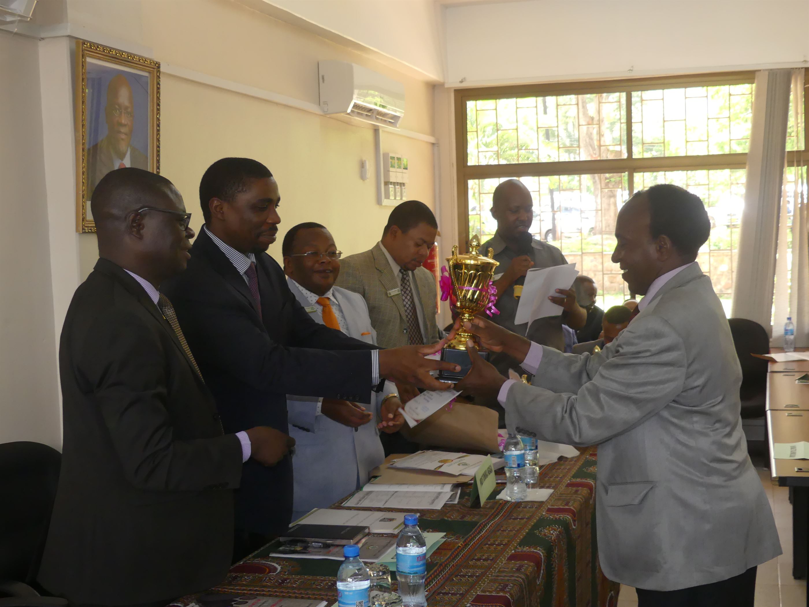 Director SNAL receiving best website award and trophy