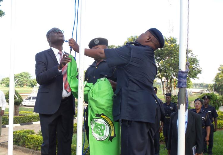 Makamu wa Mkuu wa Chuo Kikuu cha Sokoine cha Kilimo Prof Raphael Chibunda akisaidiana na Mkuu wa Usalama wa SUA Afande Mtunguja kupandisha bendera ya SUA hii ikiwa ni mara ya kwanza tangu kupatikana kwa bendera hiyo ya Chuo