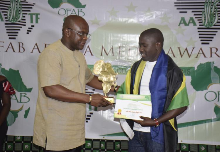 Mr Calvin Edward Gwabara (Right) Receiving OFAB 2018 Journalist of the Year from Hon. Remy Dandjinou (Left) the Burkina Faso Minister for Communication who was the guest of honor 
