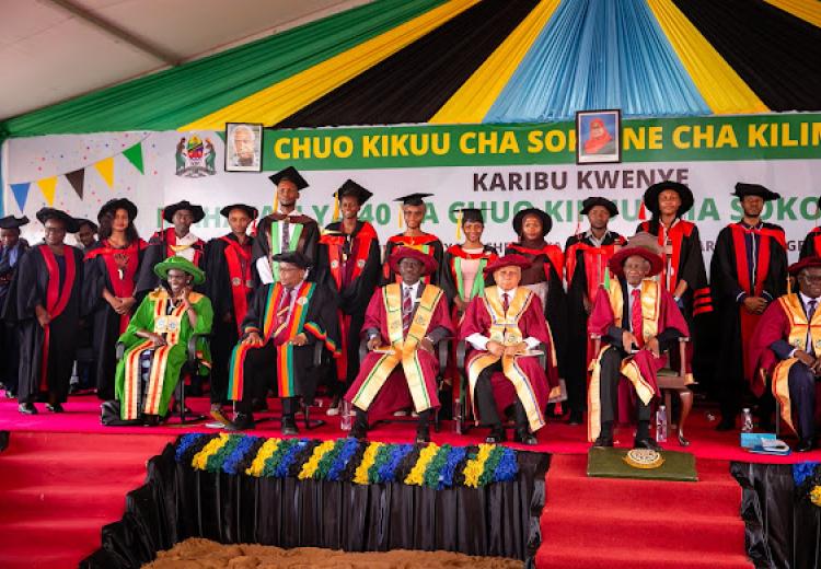 Mkuu wa Chuo Kikuu cha Sokoine cha Kilimo Jaji Mstaafu Joseph Sinde Warioba (wa pili waliokaa ) akiwa katika picha ya pamoja na Mwenyekiti wa Baraza la Chuo hicho Jaji Mstaafu Mohamed Chande Othman (wa tatu kulia waliokaa) na Makamu Mkuu wa Chuo Prof. Raphael Chibunda (wa kwanza kulia waliokaa) na viongozi mbalimbali na wanataaluma wa chuo hicho