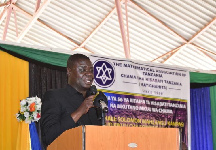 Profesa Raphael Chibunda