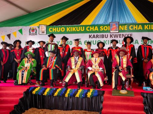 Mkuu wa Chuo Kikuu cha Sokoine cha Kilimo Jaji Mstaafu Joseph Sinde Warioba (wa pili waliokaa ) akiwa katika picha ya pamoja na Mwenyekiti wa Baraza la Chuo hicho Jaji Mstaafu Mohamed Chande Othman (wa tatu kulia waliokaa) na Makamu Mkuu wa Chuo Prof. Raphael Chibunda (wa kwanza kulia waliokaa) na viongozi mbalimbali na wanataaluma wa chuo hicho