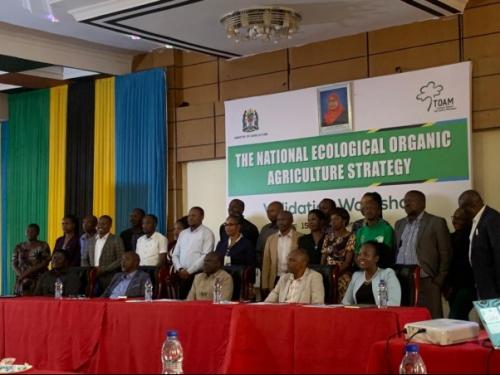 A photo of the guest of honour with participants from the public and private sector